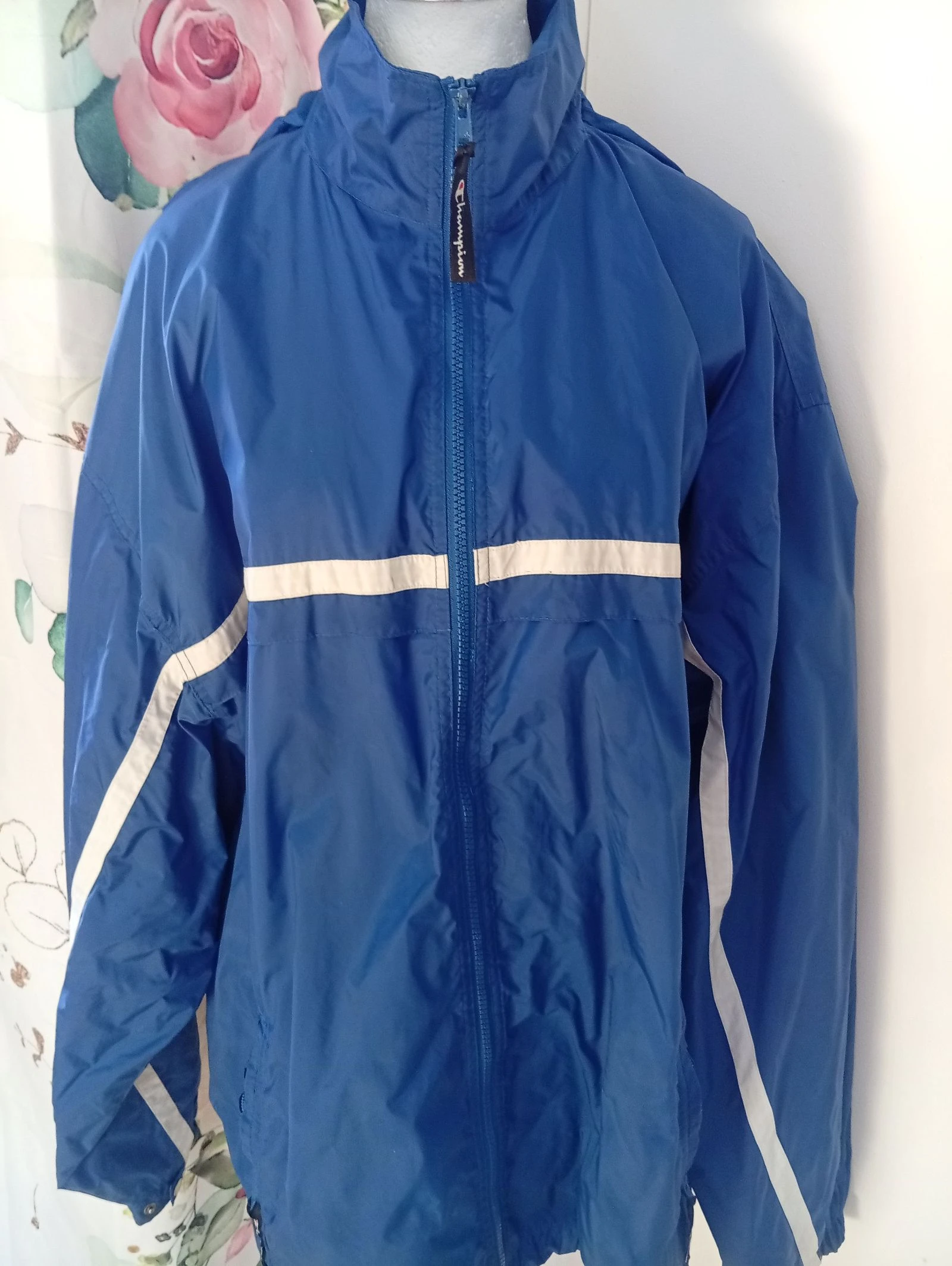 Chaqueta cortavientos con capucha, bolsillo interior y cordón de ajuste – photo 3